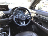ドライバーが心に余裕をもって運転に集中できること、助手席や後席からもすっきりと前を見通せる空間の起点となり、全員が安心してドライブを楽しめることをモットーにシンプルなレイアウトとなっています。