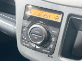 【オートエアコン】一度お好みの温度に設定すれば、車内の温度を検知し風量や温度を自動で調整。暑い&hellip;寒い&hellip;と何度もスイッチ操作をする必要はありません。快適な車内空間には必須の機能ですね♪