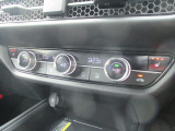 運転席と助手席の温度設定の変更が可能な左右独立タイプのデュアルエアコンです♪♪♪暑がりな人・寒がりな人も誰もが車内を快適にお過ごしいただけます♪♪♪