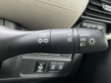 【オートライト】車のセンサーが周囲の明るさを感知し、自動でヘッドライトを点灯・消灯する機能です。この機能は夕暮れ時の交通事故が多い時間帯の安全性を高めてくれます。