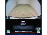 ■リヤビューカメラの映像です。ステアリング連動ガイドラインが、後退時の予想進路を表示し、運転のサポートを致します。
