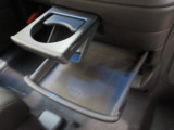 運転席からも助手席からも使いやすい位置に引き出し式ドリンクホルダーとスマホなどを置けるトレイを配置。