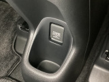 アームレストの後ろ側にはカップホルダーと、その中にあるアクセサリーソケットはUSBのアダプターをつければ移動中に充電もできるので便利です。