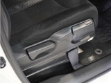 【ハイトアジャスター】レバーの上下操作だけで、座面を運転しやすい高さへ簡単に調節できます。