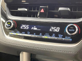 【オートエアコン】一度お好みの温度に設定すれば、車内の温度を検知し風量や温度を自動で調整。暑い&hellip;寒い&hellip;と何度もスイッチ操作をする必要はありません。快適な車内空間には必須の機能ですね♪