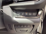 運転席右側には安全装備のスイッチ類が集約されております。運転席はパワーシートでメモリー機能搭載★