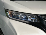 【LEDヘッドライト】悪天候や夜間走行時も良好な視界を確保し安心して運転できる高輝度LEDヘッドライトを装備!点灯速度が早く、消費電力も抑えられています。