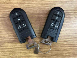 【スマートキー】 スマートキーを携帯していれば、ドアハンドルのボタンを押してロックの解除ができ、パワースライドドアもワンタッチで開閉できます。