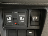 両側電動スライドドアは運転席から操作ができるよう、操作スイッチが付いています。その横にはヘッドライトリベライザーのスイッチがついています。道路状況や積荷の加重に応じてライトの高さを調節できます。