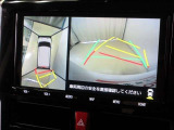 パノラミックビューモニター付きです。車両を上から見たような映像をナビゲーション画面に表示。運転席からの目視だけでは見にくい、車両周辺の状況をリアルタイムでしっかり確認できます。
