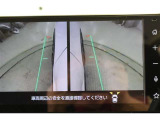 さらに、左右側面カメラも装備しています。駐車枠や隣のクルマなど周囲との位置関係がよくわかり、駐車しやすいですよ。運転席からは目視できない助手席側の側面も見えますので、路肩に幅寄せする際なども安心です。