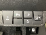 両側電動スライドドアは運転席から操作ができるよう、操作スイッチが付いています。その下にはヘッドライトレベライザーのスイッチがついています。道路状況や積荷の加重に応じてライトの高さを調節できます。