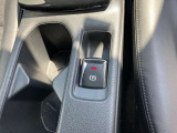 電動パーキングブレーキのスイッチ。信号待ちなどでブレーキを踏み続けなくても良い、オートホールド機能も装備しています。