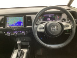 【ハンドル】運転にかかわる様々な操作を安全に行えるように視点移動が少なく操作性に配慮されたスイッチ類が凝縮されたコックピットです。
