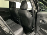 【リアシート】屋根までの高さがある車のため、大人の方でも圧迫感が少なく乗車出来ます。足元は広く取られているため、ゆったりとお乗り頂けます。