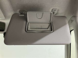 【バニティミラー】サンバイザー裏に設置しています。ちょっとした身だしなみチェックができます♪