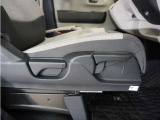 【ハイトアジャスター】レバーの上下操作だけで、座面を運転しやすい高さへ簡単に調節できます。