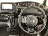 【ハンドル】運転にかかわる様々な操作を安全に行えるように視点移動が少なく操作性に配慮されたスイッチ類が凝縮されたコックピットです。
