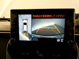 パノラミックビューモニターを装備。クルマを真上から見るように周囲を確認できます。