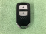 スマートキーを装備しています。鍵を差し込むことなくドアロックの開け閉めと、スタートボタン操作でのエンジンスタートができます。