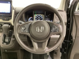 ハンドルにHondaセンシング系のクルーズコントロールやレーンキープアシストなどのスイッチと、オーディオの操作スイッチが装備されています。ハンドルから手を離さず安全に操作できます。