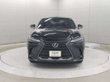 エクステリアは、一目でLEXUSとわかるスピンドルグリルを起点に、人が乗るキャビンの前後を大胆に絞り込んだ菱形のボディと力強く張り出したホイールフレアを融合させ、タイヤの存在を強調しています。