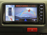 後方の見える安心をお届けするバックガイドモニター付:バックするときのアシストラインもあって楽々バック!車庫入れや縦列駐車をサポートし、苦手な駐車も安心です!今やもう手放せない装備ですネ♪