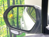 【ブラインドスポットモニター】走行中、ドアミラーの死角になりやすい箇所に後続車が接近するとサイドミラーのレンズに警告を表示!ドライバーに注意喚起をしてくれます。