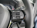 【ACC〈アダプティブ・クルーズ・コントロール〉】予め設定した車速内でクルマが自動的に加減速。前走車との適切な車間距離を維持しながら追従走行しドライバーの運転負荷を軽減します。