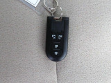 電子キーをポケットやカバンに入れているだけで、ドアの開錠・施錠が行えます。荷物を抱えていてもラクラク開閉です。エンジン始動も行えます。