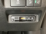ハンドルの右下にETCがついています。高速道路の料金所の通過も楽々です!。 カードの取り出しもしやすい場所についています。