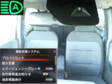 フロントカメラで車線や前方の人や車をモニターして、エマージェンシーブレーキや車線逸脱警報をを作動。ハイビームアシストも装備。