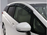 電動格納ミラーになっておりますので、車内からミラーの角度の調節、開いたり・格納ができて便利です♪
