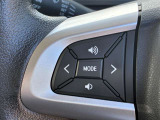 【ステアリングスイッチ】ステアリング上のスイッチで音量調整や通話操作が可能。運転中も手を離さずに操作でき、安全性と快適性を両立します。