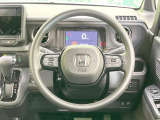 インテリアに合わせたデザインのステアリングは、運転される方のことも考え、運転しやすい形状、大きさです。是非一度、実際に触ってお確かめください。