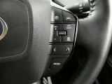 ステアリングスイッチでクルーズコントロール機能の操作ができます。長距離の高速走行時の疲労軽減や燃費に役立ちます。