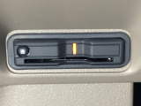 ハンドルの左下にETCがついています。高速道路の料金所の通過も楽々です。 カードの取り出しもしやすい場所についています。