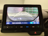バックモニター付きで、車庫入れやバック時の後方確認をサポート。