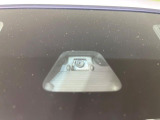 【スマートアシスト】走行中に前方の車両等を認識し、衝突しそうな時は警報とブレーキで衝突回避と被害軽減をアシスト。より安全にドライブをお楽しみいただけます。