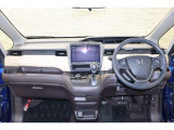 操作性に優れた運転席となります!小物入れや各ボタンの配置にこだわり、使いやすいです!座り心地もよく視認性も良好なのでロングドライブもお任せ下さい!