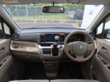 【インパネ周り】広々とした視界性の良い運転席です。ゆったりとした快適な乗り心地で運転できます。インテリアカラーは柔らかな色合いのベージュ。シンプルで使いやすい空間に仕立てました。