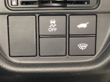 ハンドルの右側にHondaセンシング用のVSA解除スイッチとパワーテールゲートスイッチなどがついています。パワーテールゲートスイッチは車内からでもテールゲートの開け閉めを電動でできます。