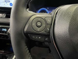 ステアリングスイッチ付きで、運転中に視線を前に向けたまま操作できます。