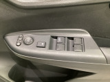 ハンドルの右側に電動格納付きパワーミラーの操作スイッチがついています。左右のサイドミラーの角度調節も微調整ができて便利です。パワーウインドウは運転席でドア4枚とも上下の操作ができるようになっています。