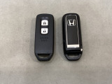 スマートキーを装備しています。鍵を差し込むことなくドアロックの開け閉めと、スタートボタン操作でのエンジンスタートができます。スペアキーも同じものを用意しております。