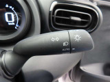 スイッチをオートに設定しておけば、車外の明るさに応じて自動的にヘッドランプを点灯・消灯します。夕暮れ時やトンネルの続く山道などを走行する時に便利なコンライトを装備しています。