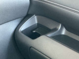 乗車中にホッと一息、ドリンクホルダーもありますよ!
