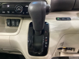 CVT車のセレクトレバーです。低速から高速まで、変速ショックのないスムーズな走りを実現するとともに、エンジン効率のよい領域を維持することで燃費にも貢献します。
