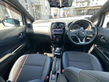 黒を基調としたシンプルな内装となっております。