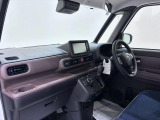 ダイハツのお店では、ダイハツ車を知り尽くしたプロフェッショナルが、専用の診断機器を使って各システムを点検しております。